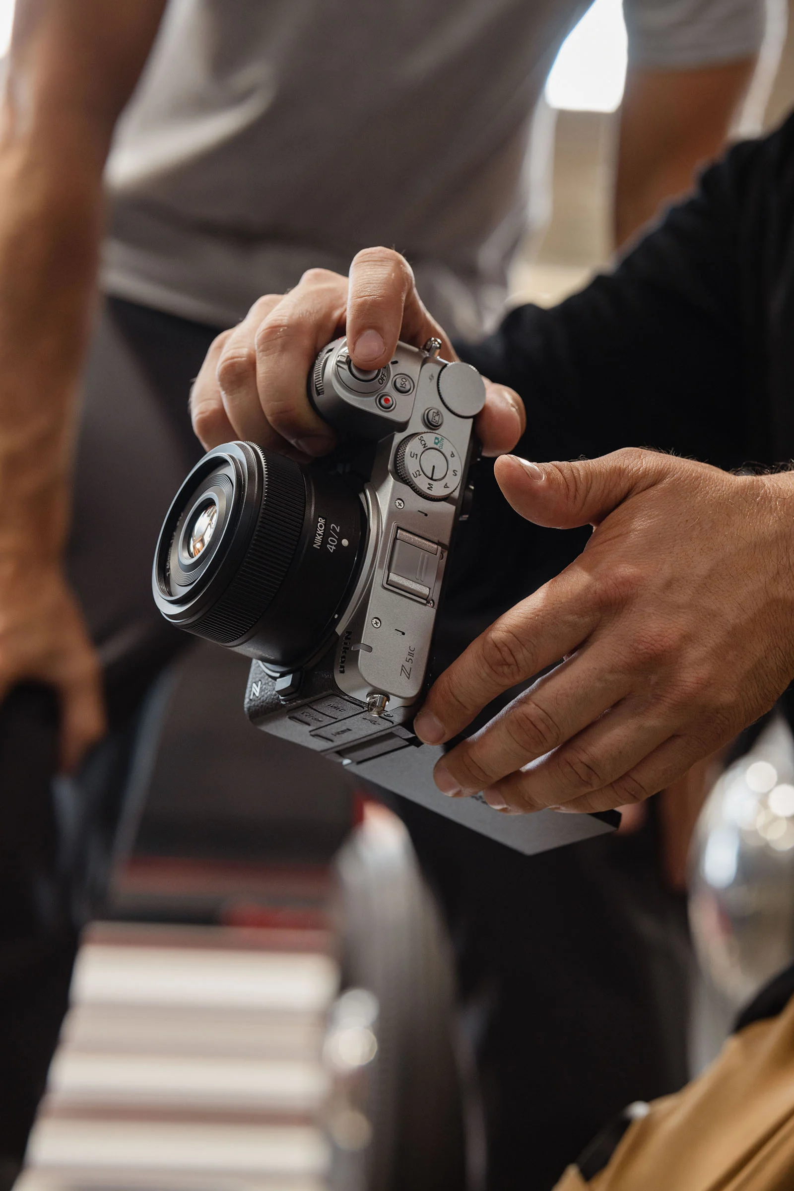 Nikon Z5 IIC в серебристом корпусе, вид спереди