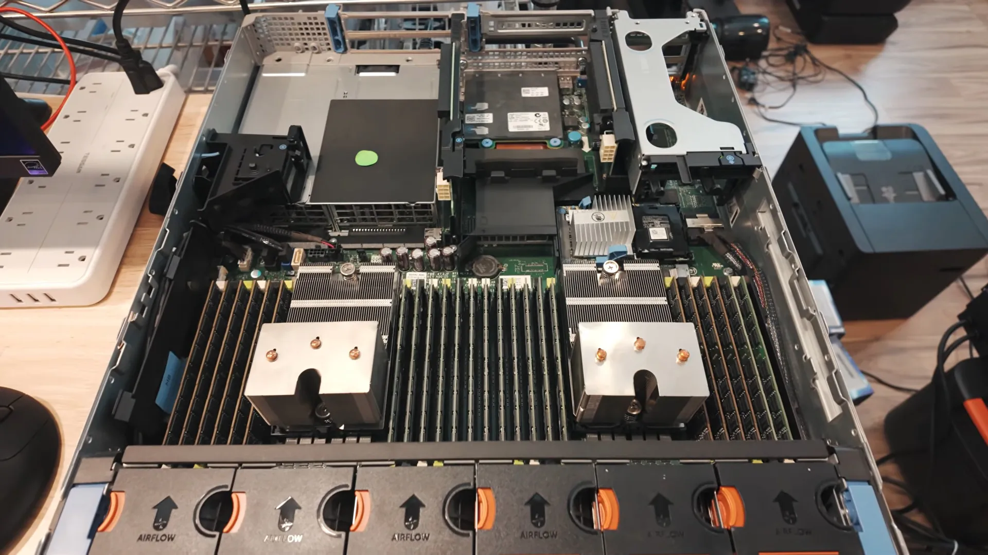 Старый сервер Dell PowerEdge R720, на котором запускали нейросети