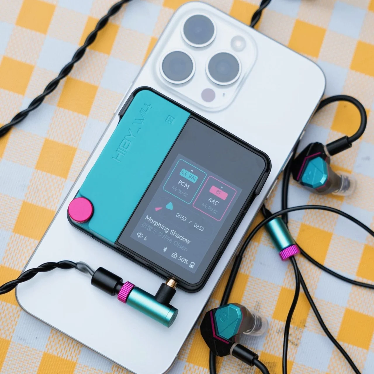 HiBy W4 с магнитным креплением к смартфону