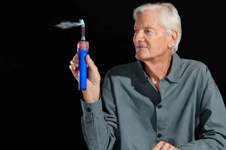 Резервуар для ополаскивателя в корпусе Dyson CameraJet