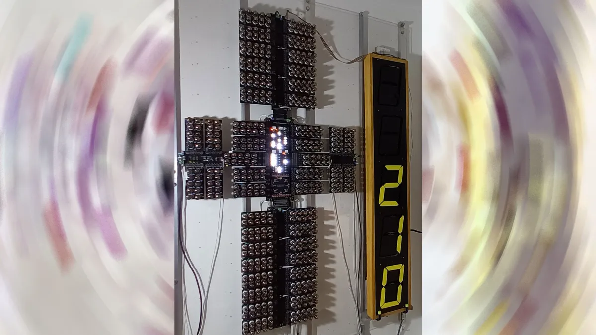 Настенный ламповый компьютер The Tube Computer с рядами советских радиоламп 6Н3П