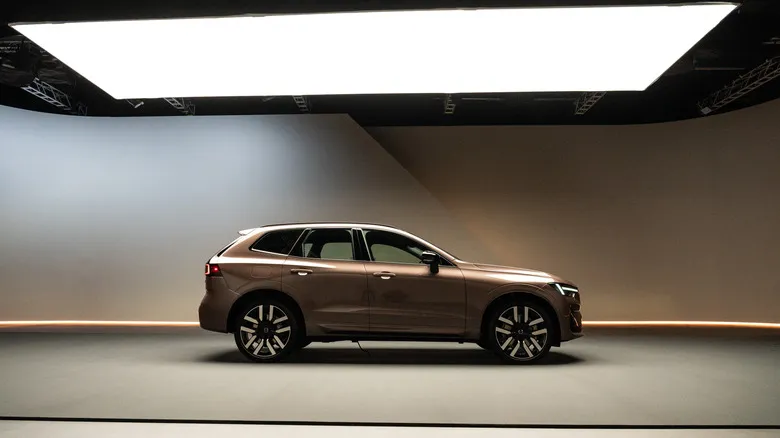 Обновлённый кроссовер Volvo XC60 бронзового цвета в профиль в студии