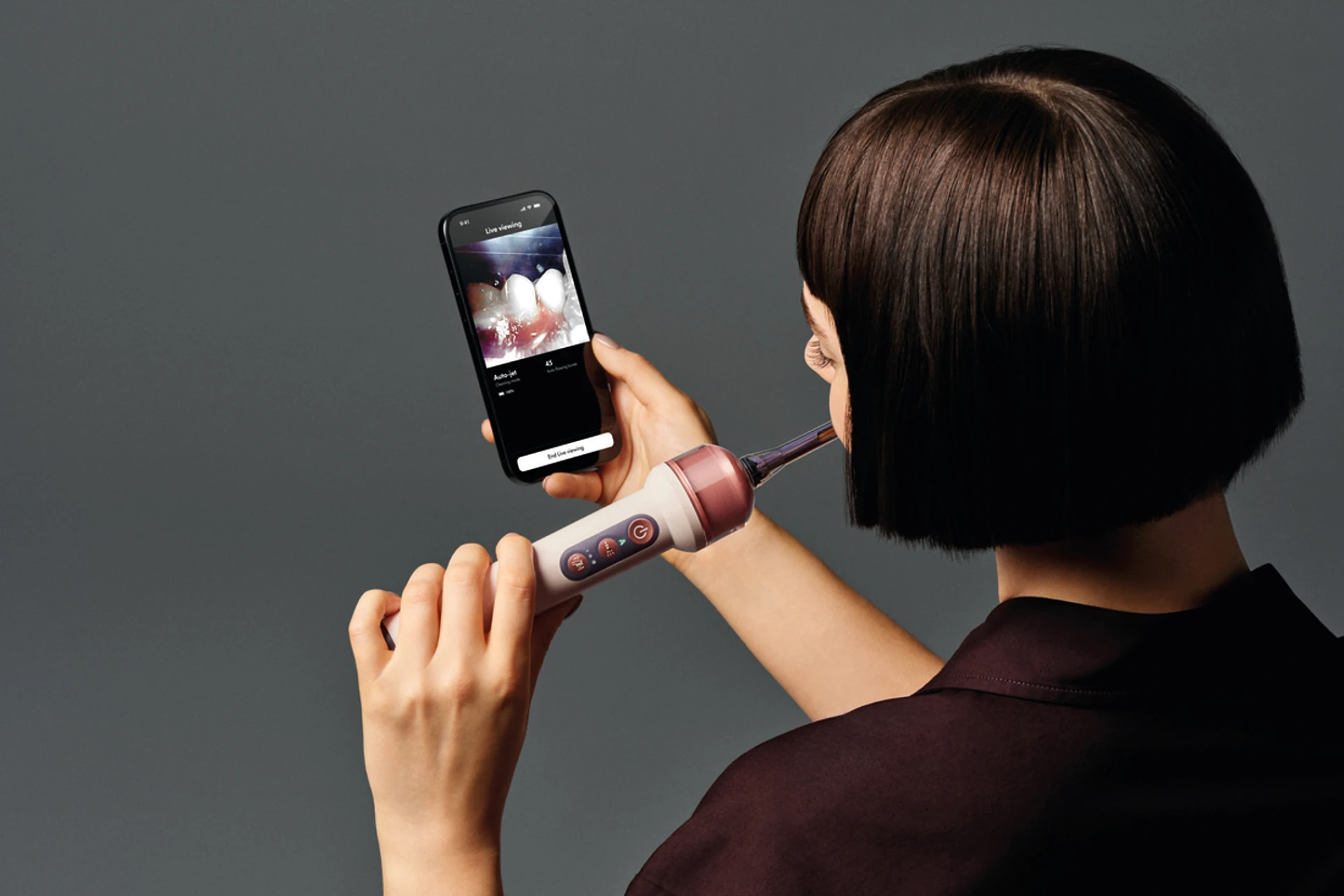 Экран смартфона с трансляцией видео с камеры зубной щётки Dyson CameraJet