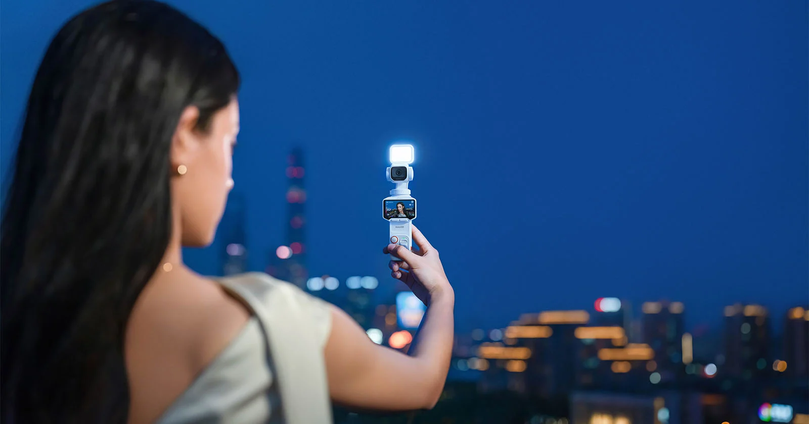 Insta360 Luna Pro в двух цветах корпуса — Cosmic Black и Stellar White