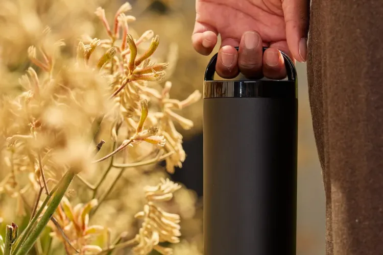 Ember Tumbler 2 в руке