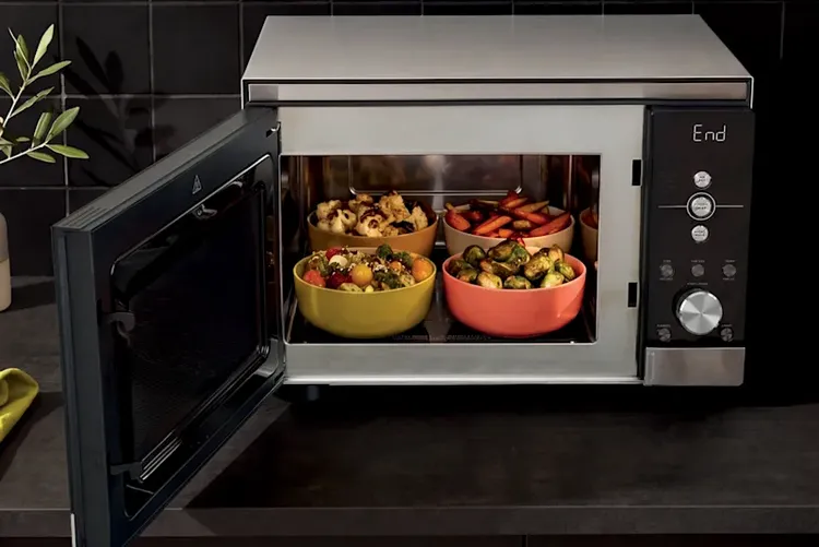 Комбинированная микроволновая печь Ninja Crispi Microwave на кухонной столешнице